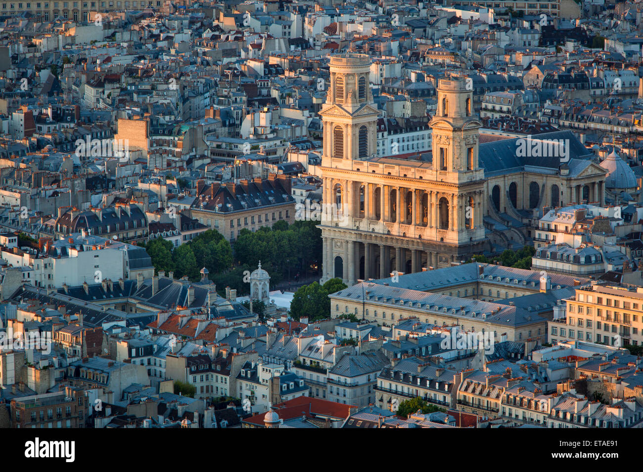 Draufsicht der Eglise Saint Sulpice und der Gebäude von Paris, Frankreich Stockfoto