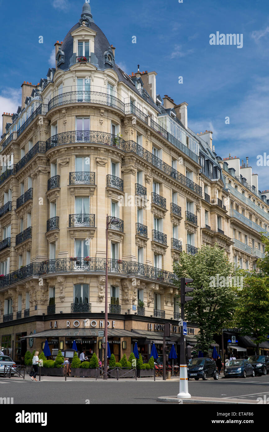 Französische Architektur und Café La Rotonde in Passy, Paris, Frankreich Stockfoto