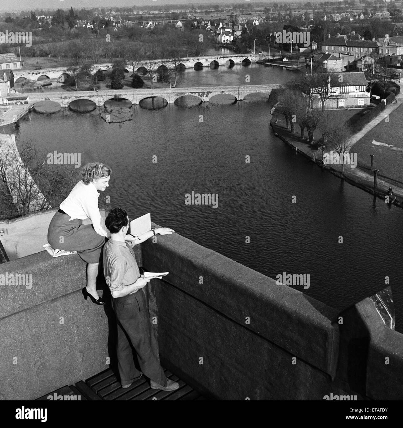 Blick auf die beiden Brücken in London, Warwickshire. Ca. 1953. Stockfoto