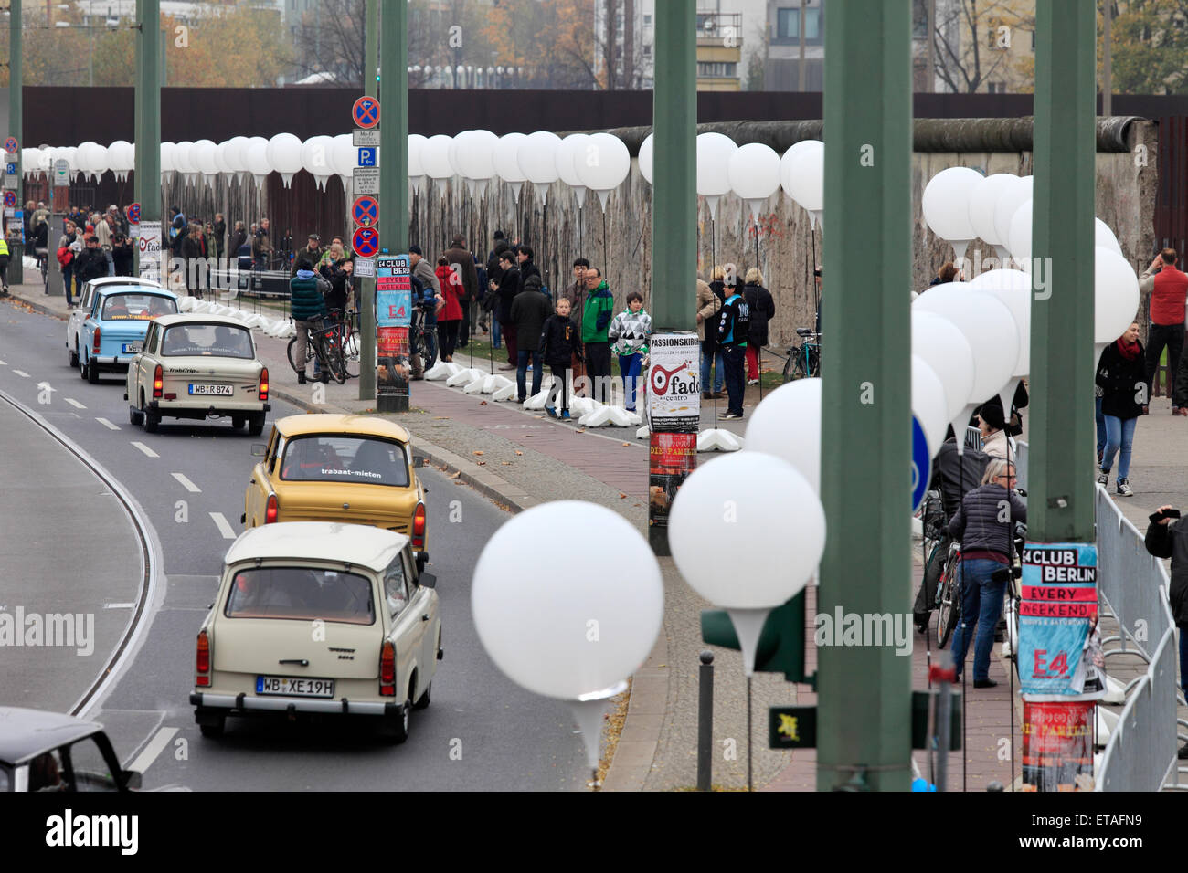 Berlin, Deutschland, begrenzen Ballons des Lichts an der Gedenkstätte Berliner Mauer in Berlin-Mitte Stockfoto
