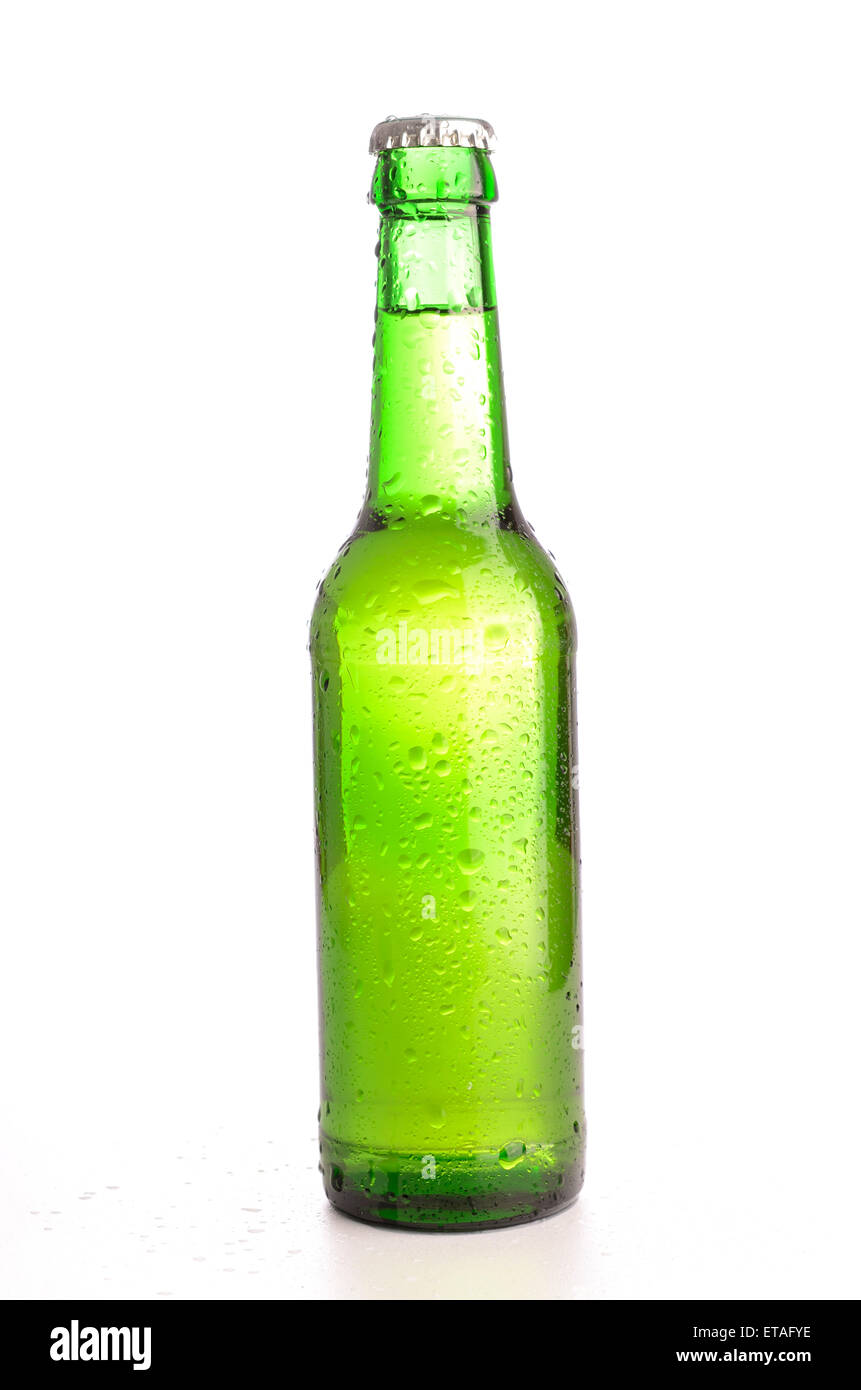 Kalte Flasche Bier auf weißem Hintergrund Stockfoto