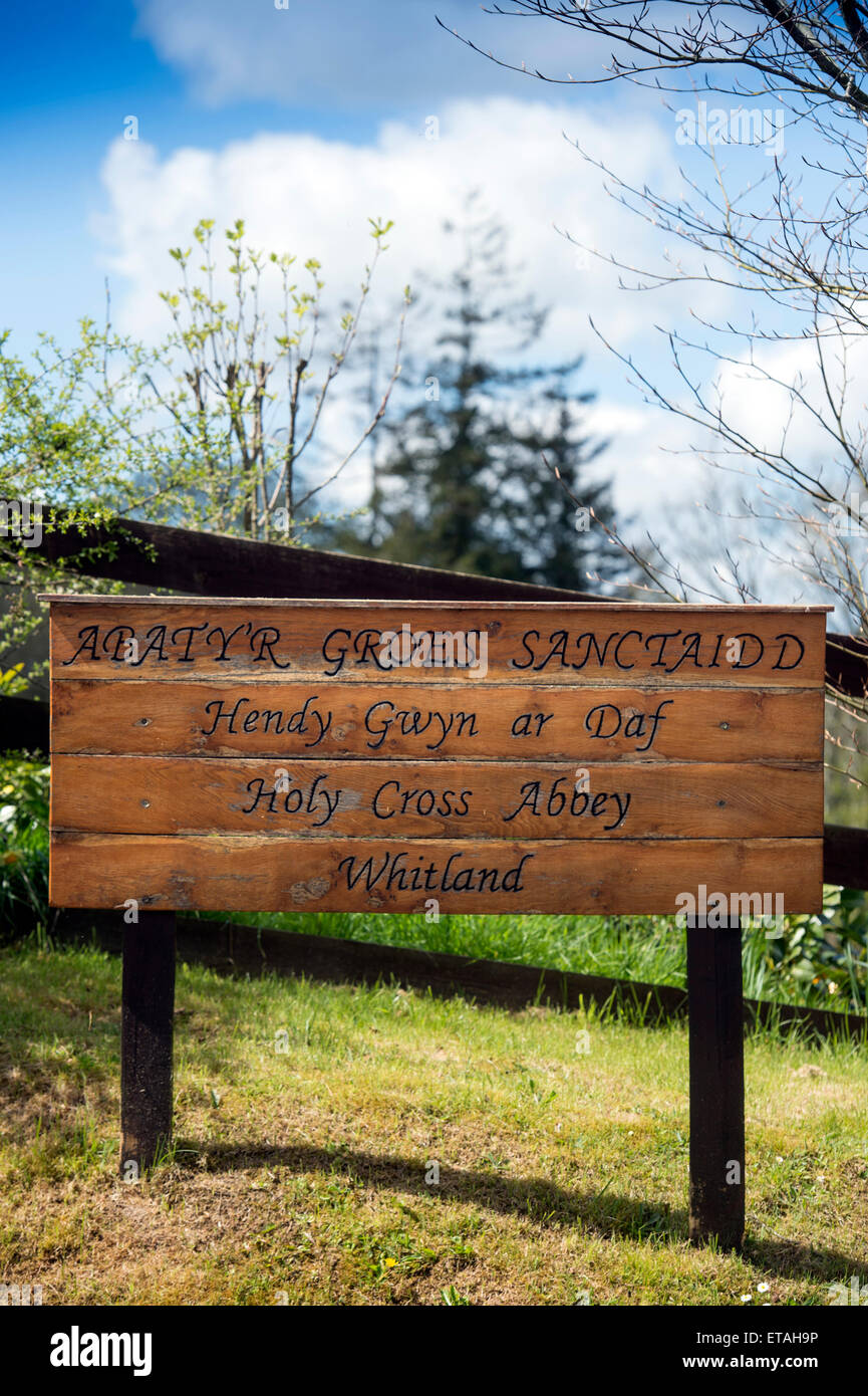 Eingangsschild am Holy Cross Abbey in der Nähe von Whitland, Pembrokeshire, Wales UK Stockfoto