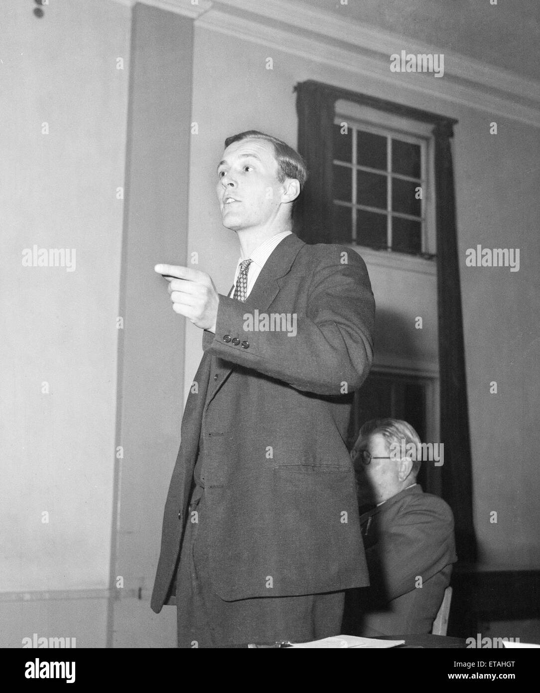 Tony Benn, Parlamentsmitglied für Bristol Südost, Parlamentswahlen Kampagne 1955 am Barrow Hill Primary School, Marylebone, 19. Mai 1955 abgebildet. Stockfoto