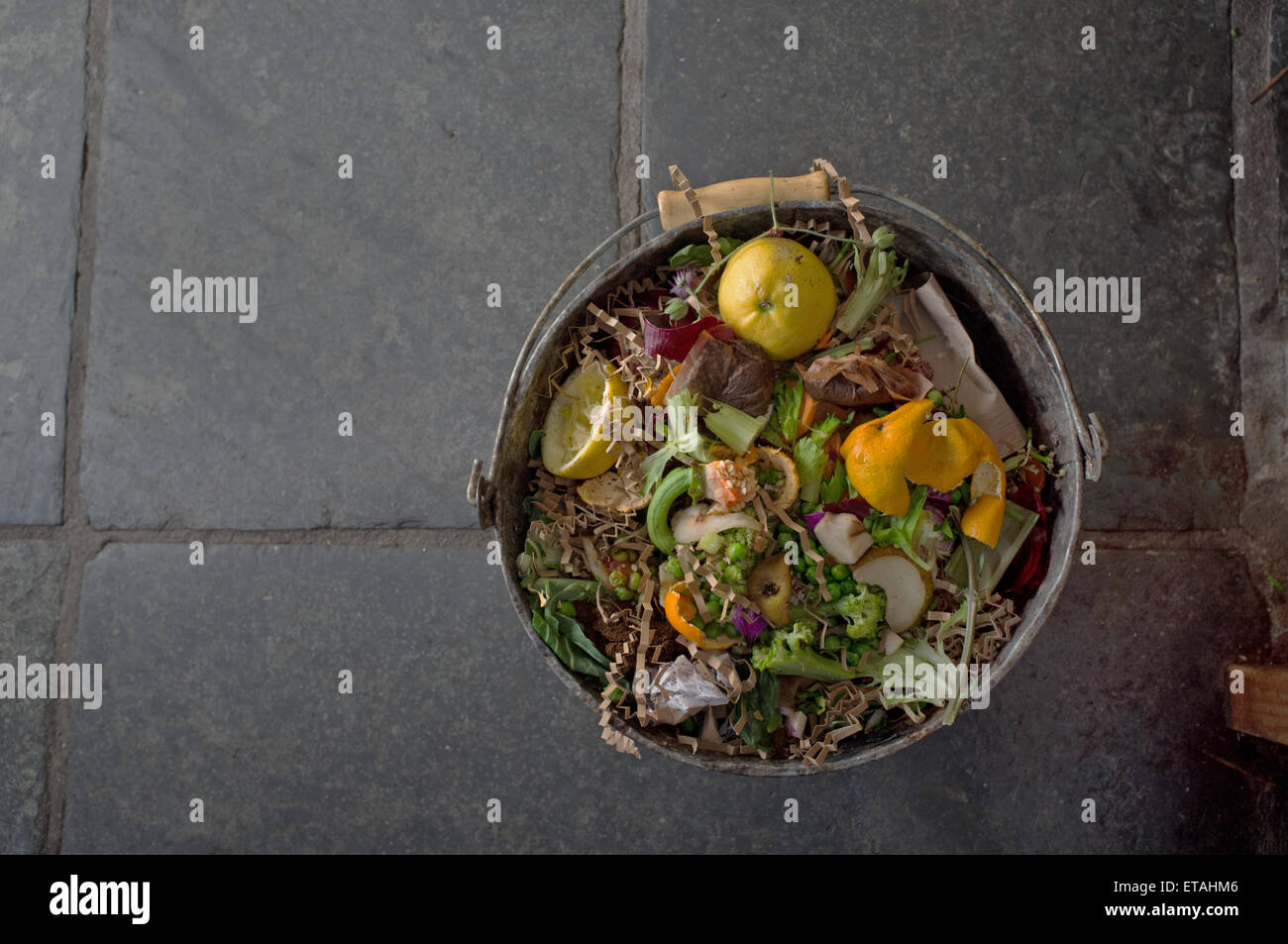 Ein Kompost-Eimer auf ein Küchenboden Stockfoto