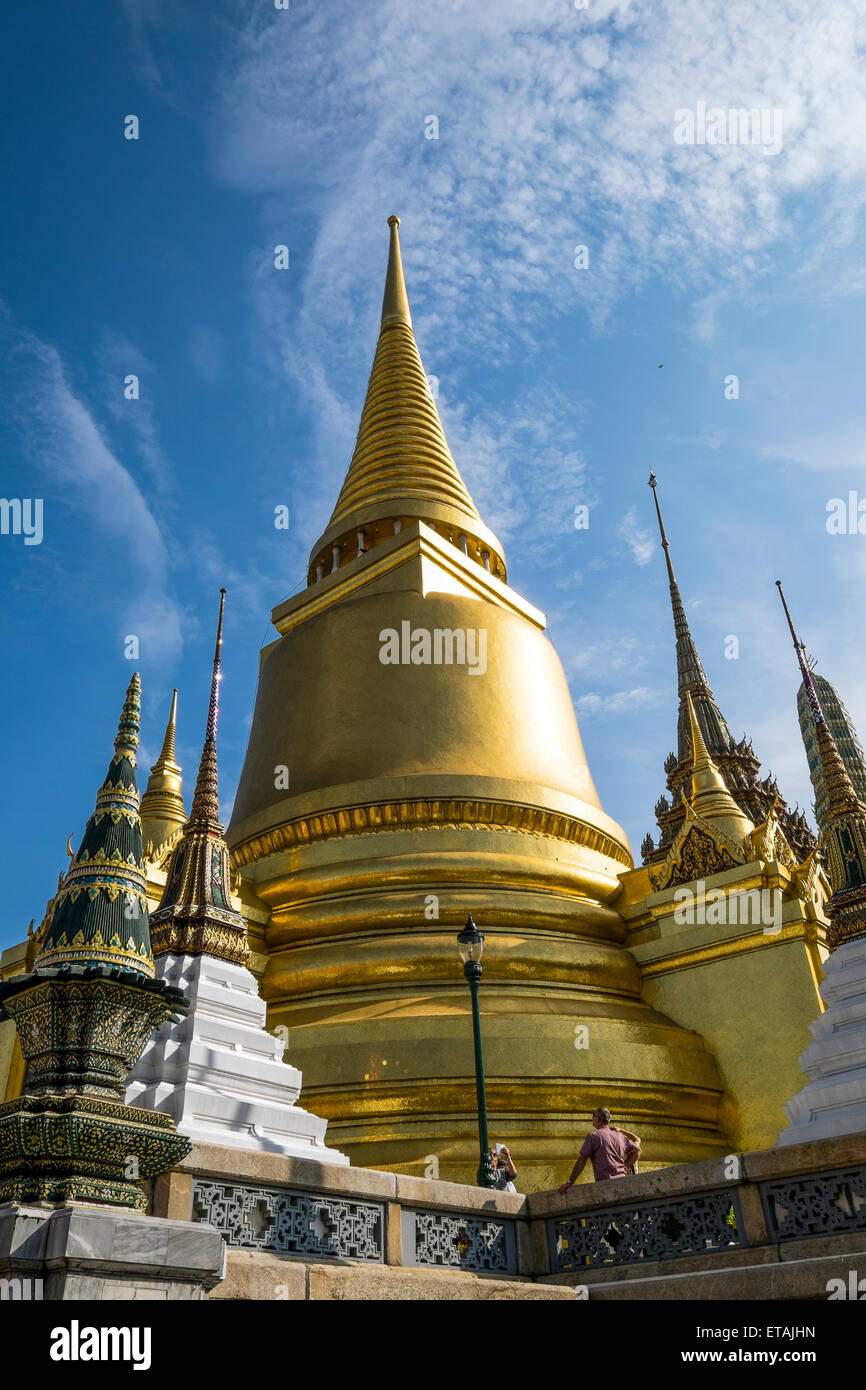Asien Thailand Bangkok Wat Phra Kaeo Komplex des Königspalastes. Welche Phra Si Rattana. Goldene Chedi. Housing Buddha Asche. Stockfoto
