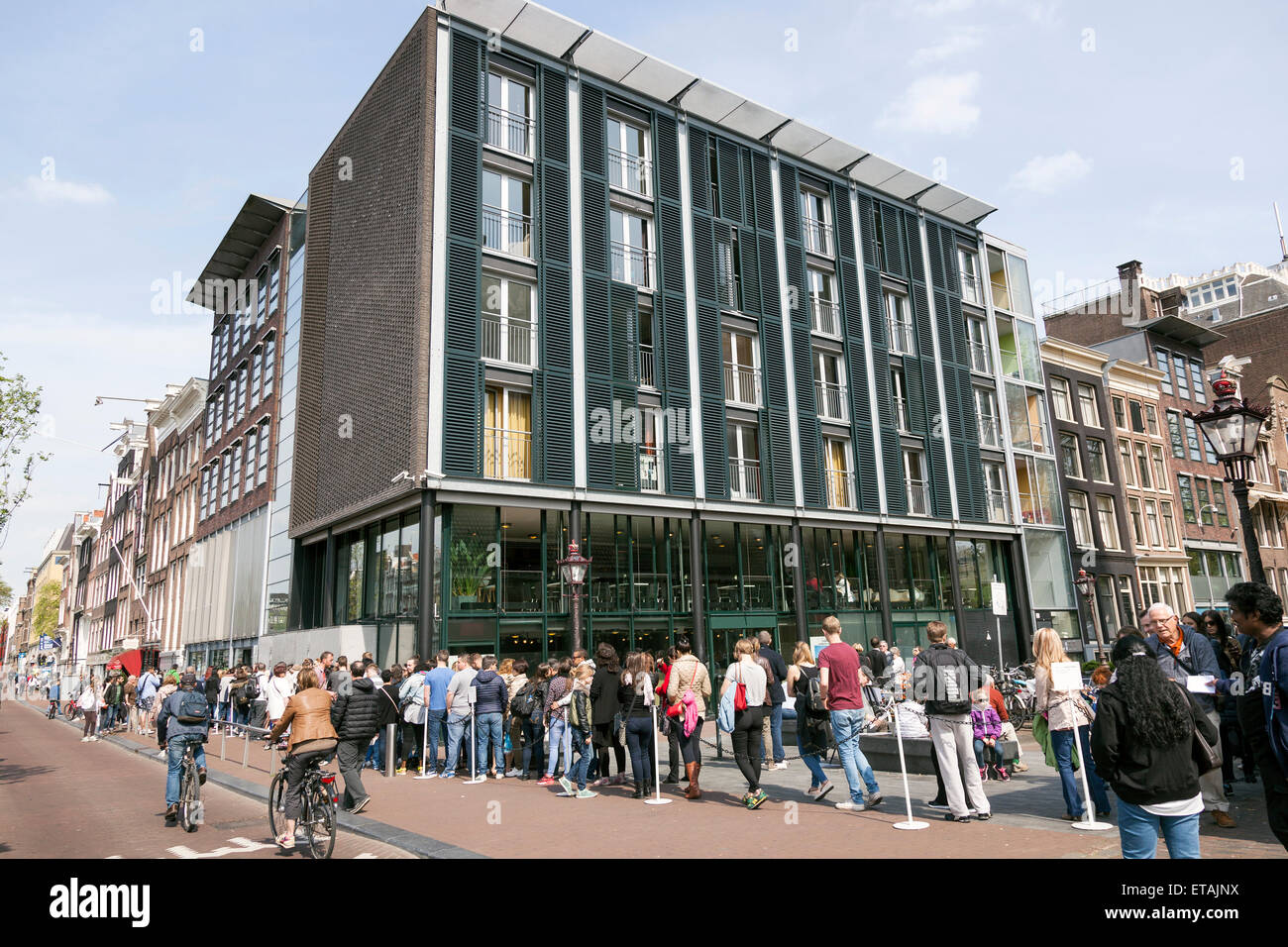 Menschen warten in der Schlange für Anne frank Haus in Amsterdam auf sonnigen Frühlingstag Stockfoto