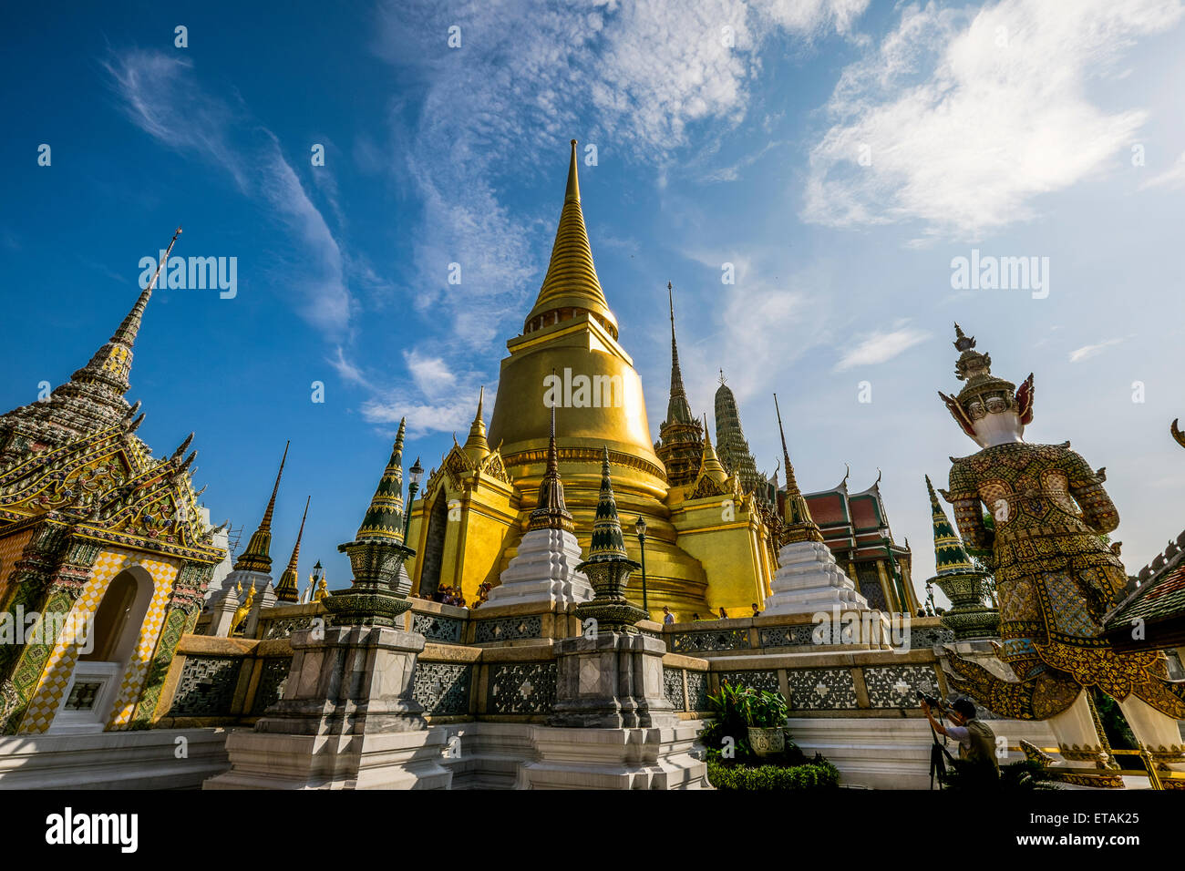 Asien. Thailand, Bangkok. Wat Phra Kaeo Komplex, Palast des Königs. Welche Phra Si Rattana. Goldene Chedi. Housing Buddha Asche. Stockfoto