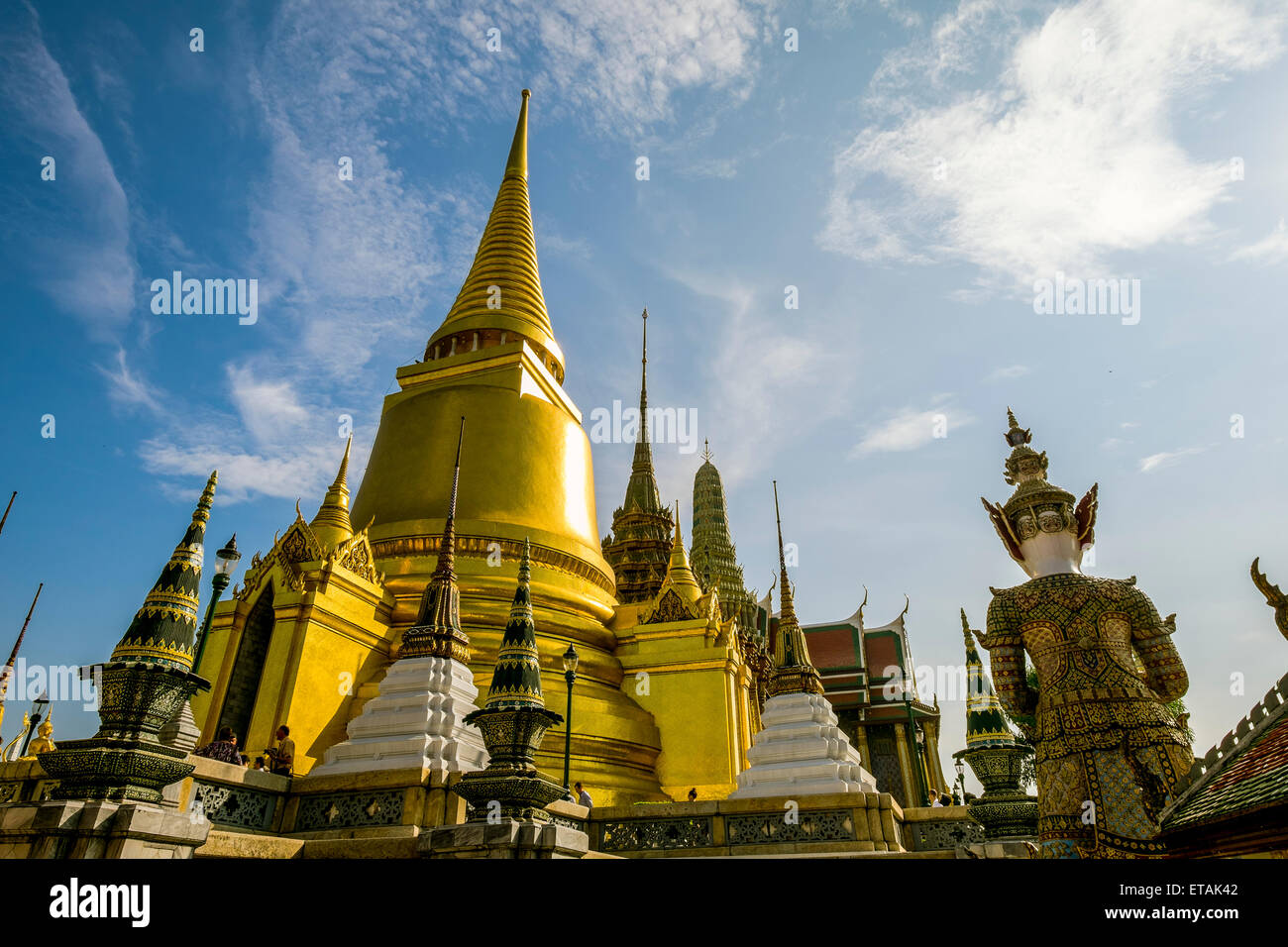 Asien. Thailand, Bangkok. Wat Phra Kaeo Komplex, Palast des Königs. Welche Phra Si Rattana. Goldene Chedi. Housing Buddha Asche. Stockfoto