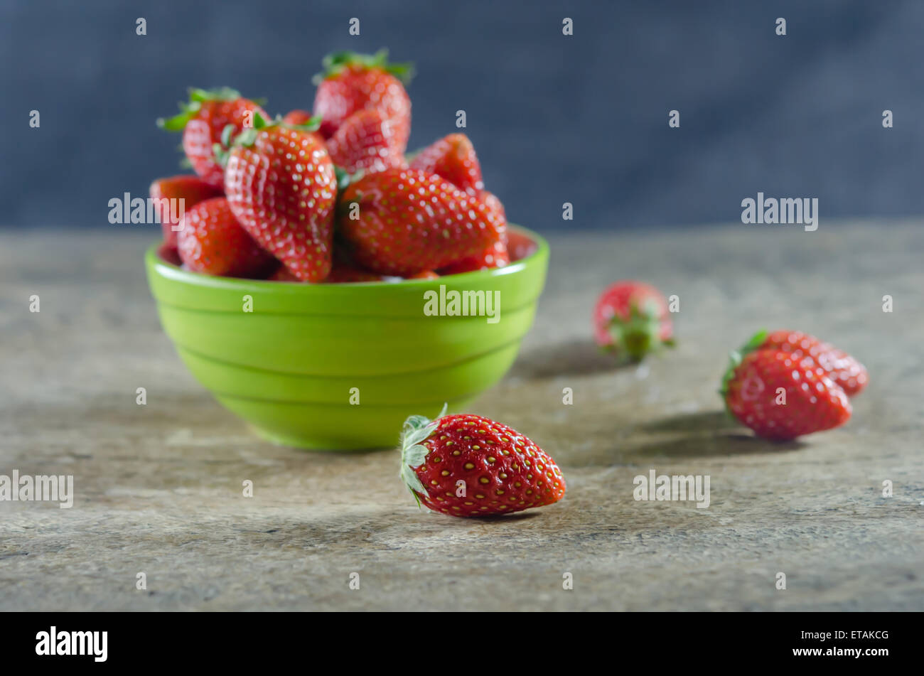 Grüne Schale gefüllt mit frischen reifen roten Erdbeeren Stockfoto