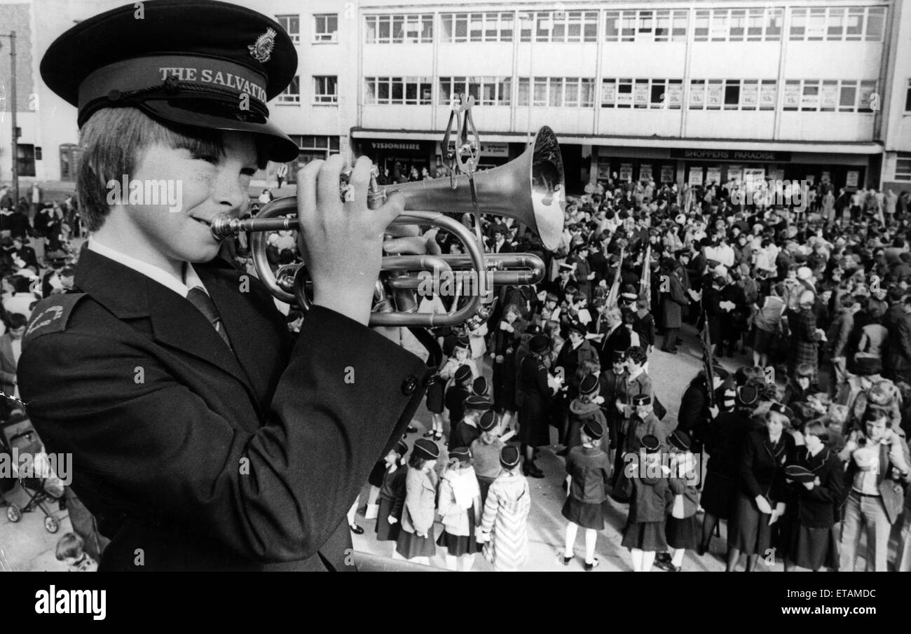 Heilsarmee Kornettist David Mackey trifft einen hohen Ton bei der South Shields Parade des Zeugnisses, gut Freitag, 4. April 1980. Stockfoto