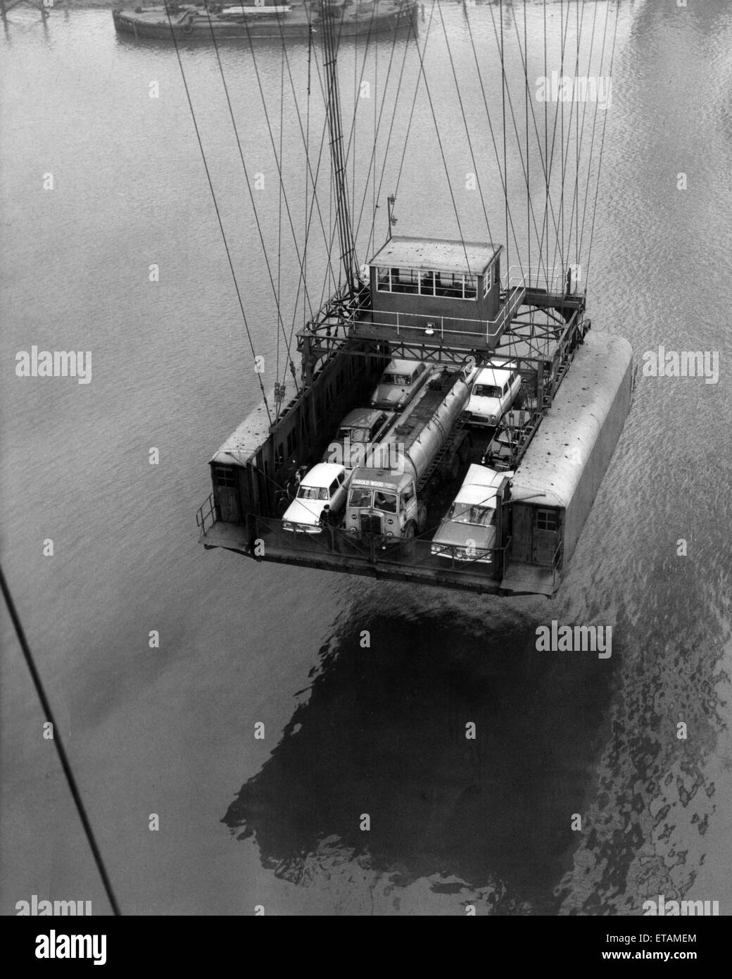 Die Tees Schwebefähre in Aktion, Middlesbrough, 18. November 1962. Die Schwebefähre cab, wie von der Kamera 200 Fuß oberhalb des Catwalks zu sehen. Stockfoto