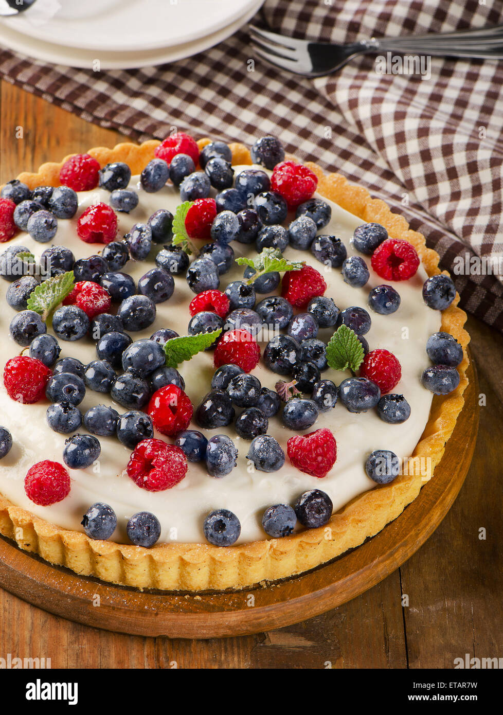 Käsekuchen mit Himbeeren und Heidelbeeren. Selektiven Fokus Stockfoto