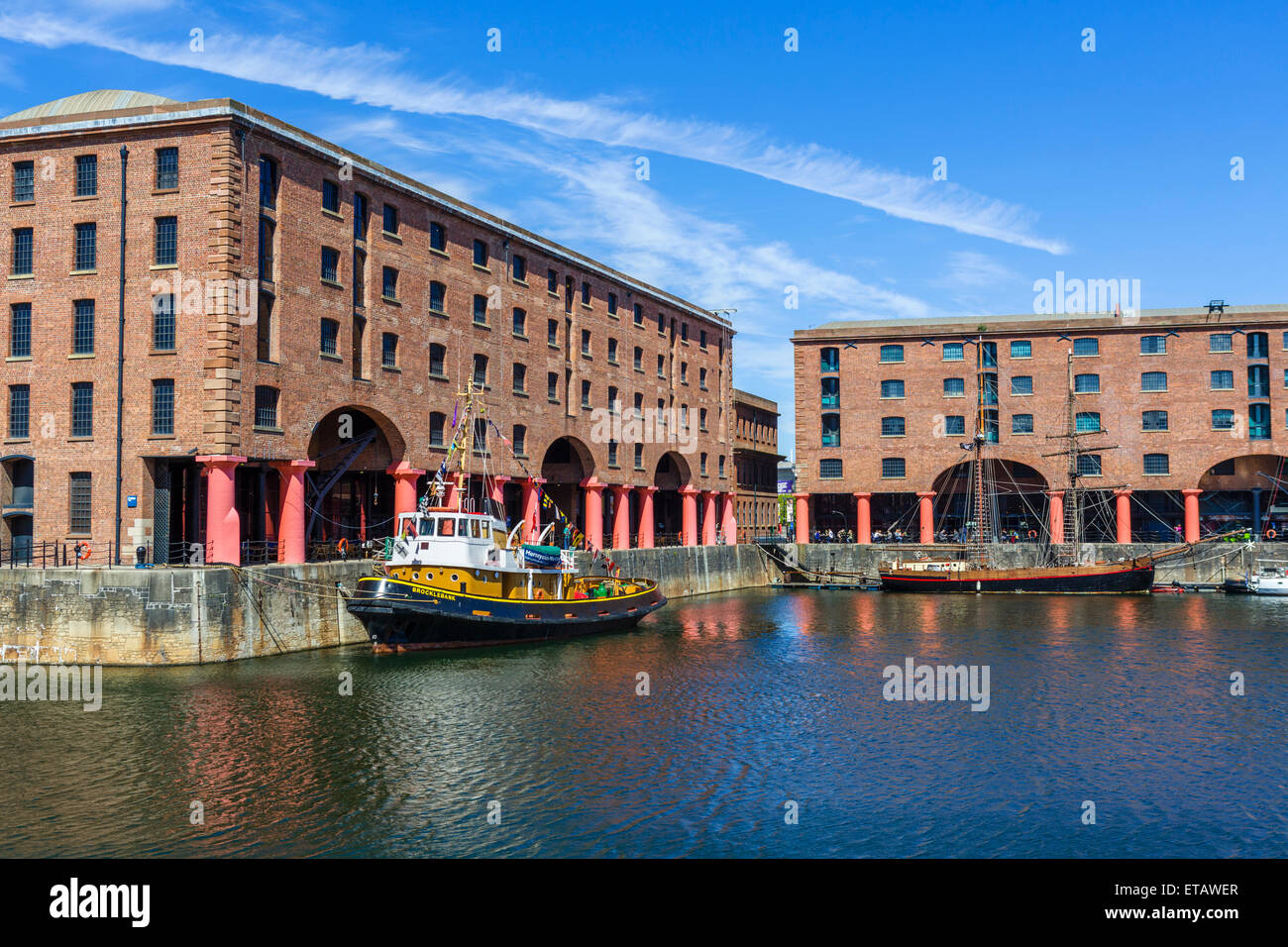 Albert Dock mit der Schlepper, die festgemacht Brocklebank außerhalb des Maritime Museum, Liverpool, Merseyside, England, UK Stockfoto