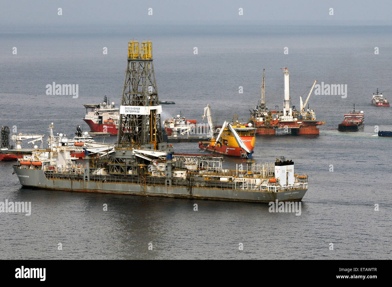 Die mobilen Offshore-Bohrungen Einheit Q4000 hält Position direkt über die beschädigte Deepwater Horizon Blowout-Preventer als Besatzungen arbeiten, um das Bohrloch mit einer Technik bekannt als Spitze tötet 26. Mai 2010 im Golf von Mexiko zu schließen. Die Technik fügt Schwere Bohrflüssigkeiten durch den Blow-out Preventer auf dem Meeresboden in den Brunnen, den unkontrollierten Ölfluss ins Meer zu stoppen. Stockfoto