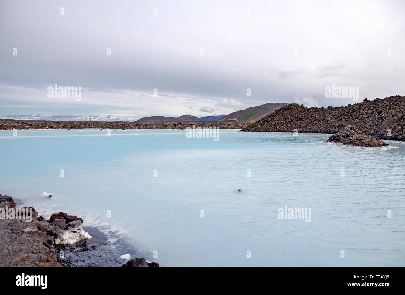 Die Lagune ist eine künstliche Lagune, die von der Wasser-Ausgabe des nahe gelegenen geothermischen Kraftwerks Svartsengi gespeist wird. Stockfoto