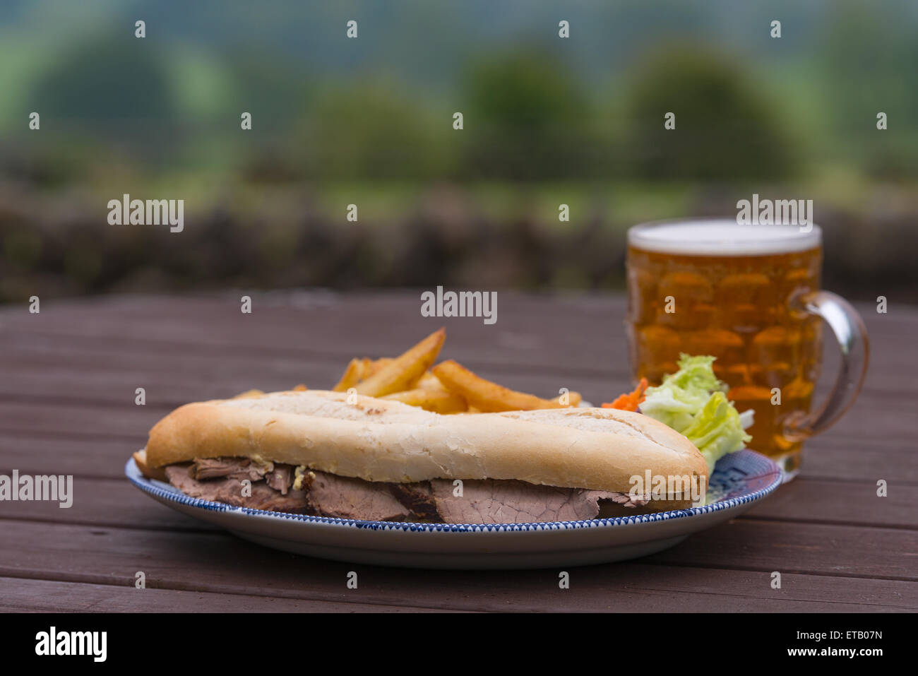 heiße Rindfleisch Baguette und Pint Bier Pub Lunch im Country-pub Stockfoto