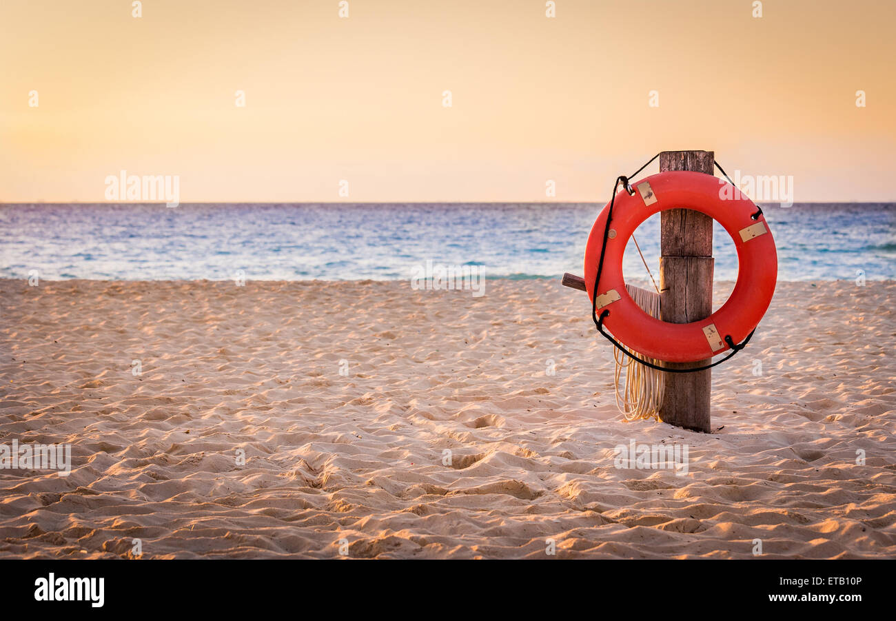 Rettungsring am Sandstrand irgendwo in Mexiko Stockfoto