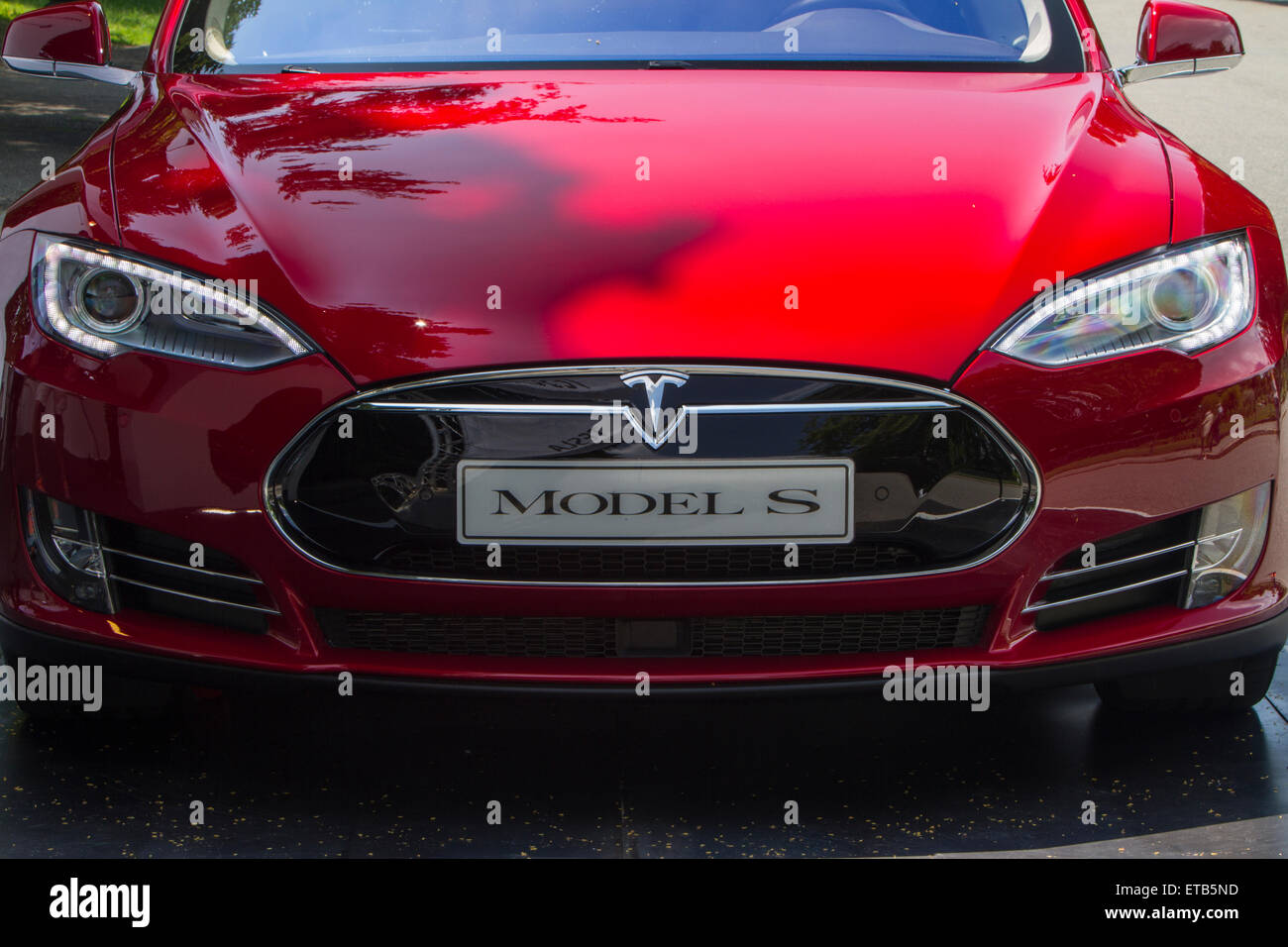 Turin, Italien, 11. Juni 2015. Vorderansicht des Tesla Model S. Parco Valentino Autoshow beherbergte 93 Autos von vielen Automobilherstellern und Autodesignern in Valentino Park, Turin, Italien. Stockfoto