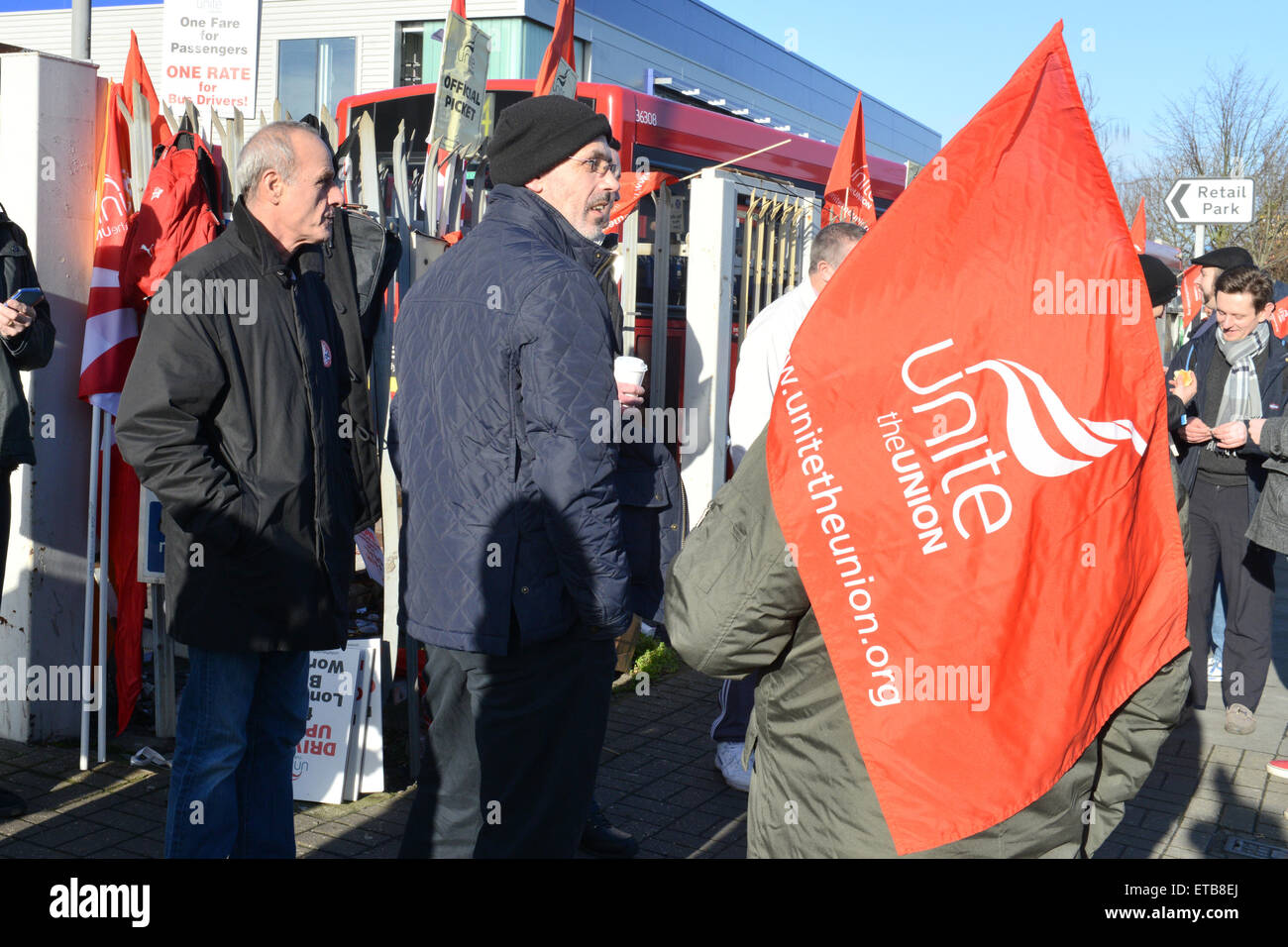 London-Bus-Treiber nehmen eine 24-Stunden-Streik, wie der Gewerkschaft Unite sagt, es gibt über 80 verschiedene Kostensätze von 18 anderen Weg Operattors, die ablehnen, spricht über ein einzelnes geben breite Zustimmung.  Nstige Busfahrer trat den Streik bei ihrem Depot.  Wo: London, Vereinigtes Königreich bei: 13. Januar 2015 Credit: WENN.com Stockfoto