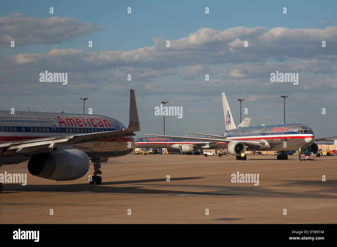 Dallas/Fort Worth International Airport, Texas - American Airlines Jets am DFW. Der Flughafen ist Amerikaner, der größte Hub. Stockfoto