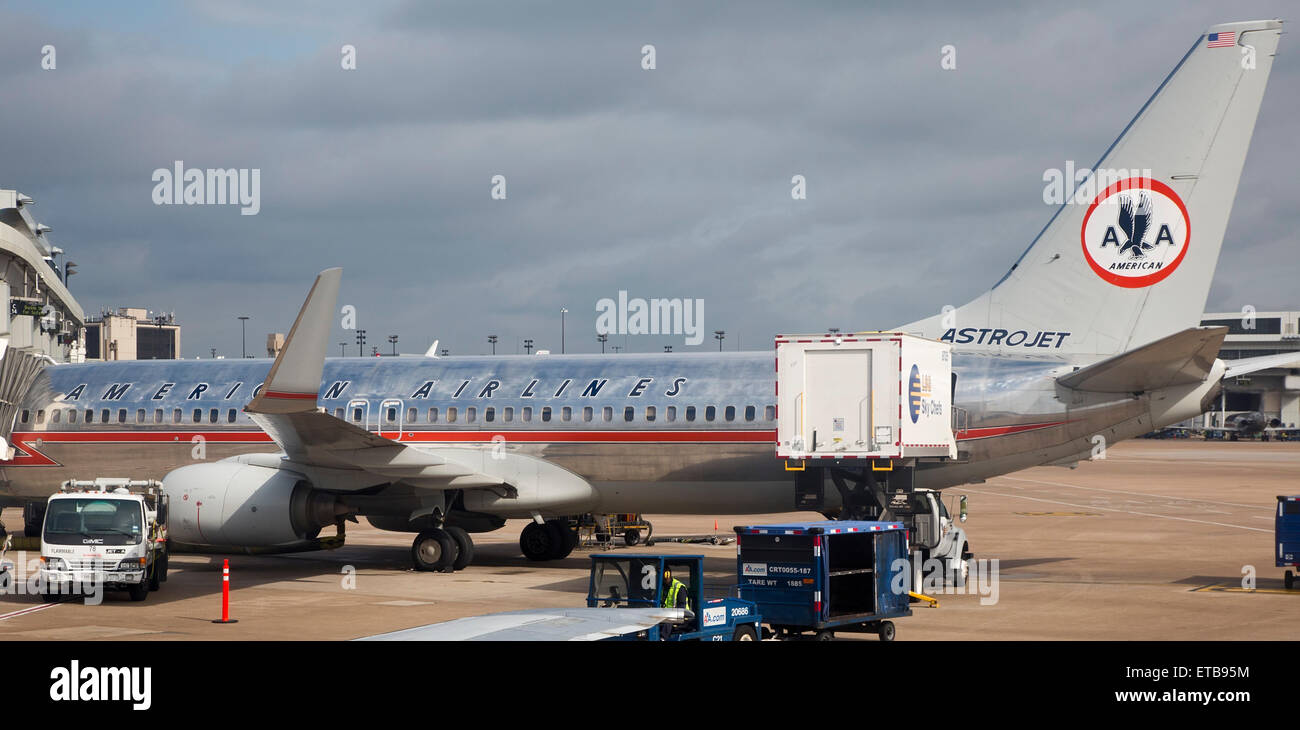 Dallas/Fort Worth International Airport, Texas - einer American Airlines Jet am DFW, gemalt mit der Fluggesellschaft alte Astrojet Lackierung Stockfoto