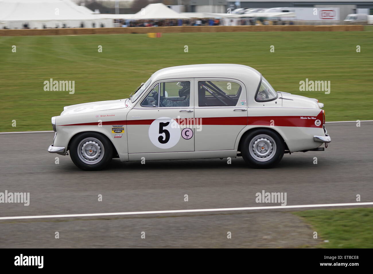 Brian Arculus in einem 1957 Hillman Minx auf dem Goodwood Mitglieder treffen Stockfoto