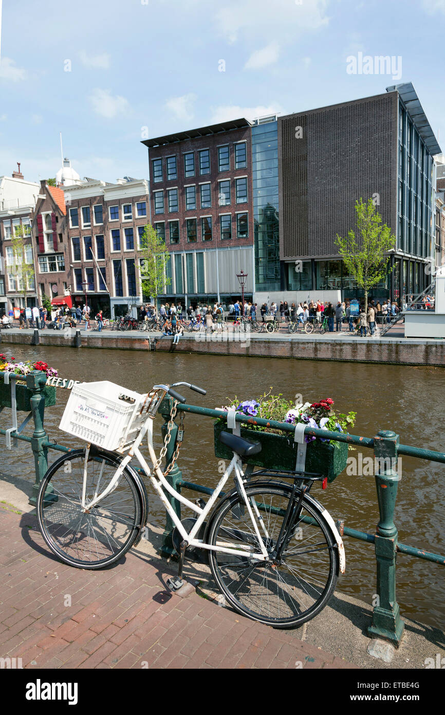 Fahrrad am Prinsengracht gegenüber Anne frank Haus in amsterdam Stockfoto