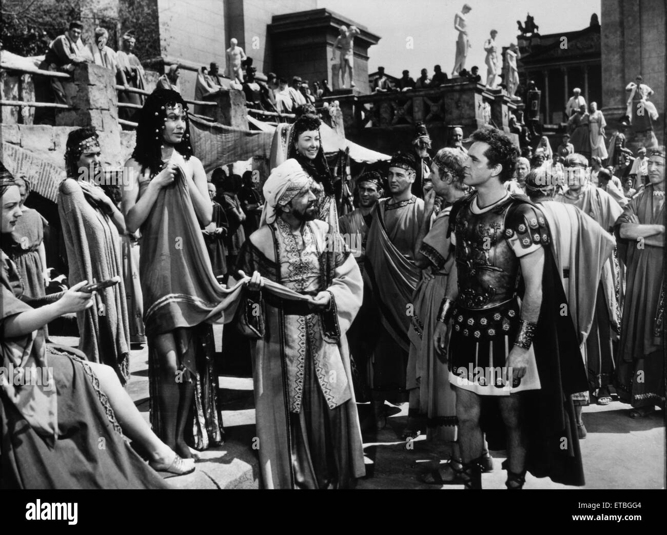 Richard Burton (links), am Set des Films "The Robe", 1953 Stockfoto