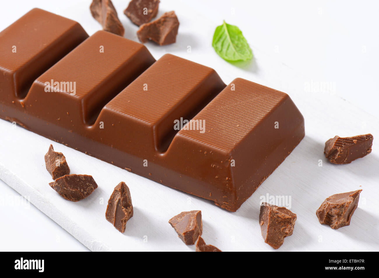 Tafel Schokolade auf weiße Schneidebrett Stockfoto