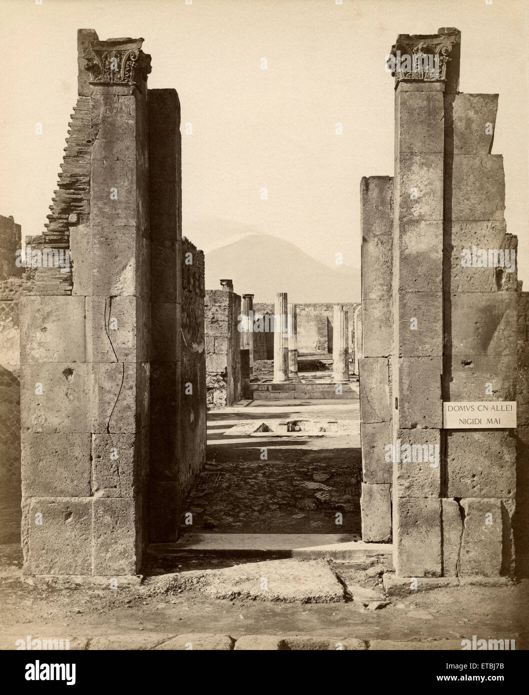Nahaufnahme der Ruinen mit dem Vesuv im Hintergrund, Pompeji, Italien, Albumen Print, um 1880 Stockfoto
