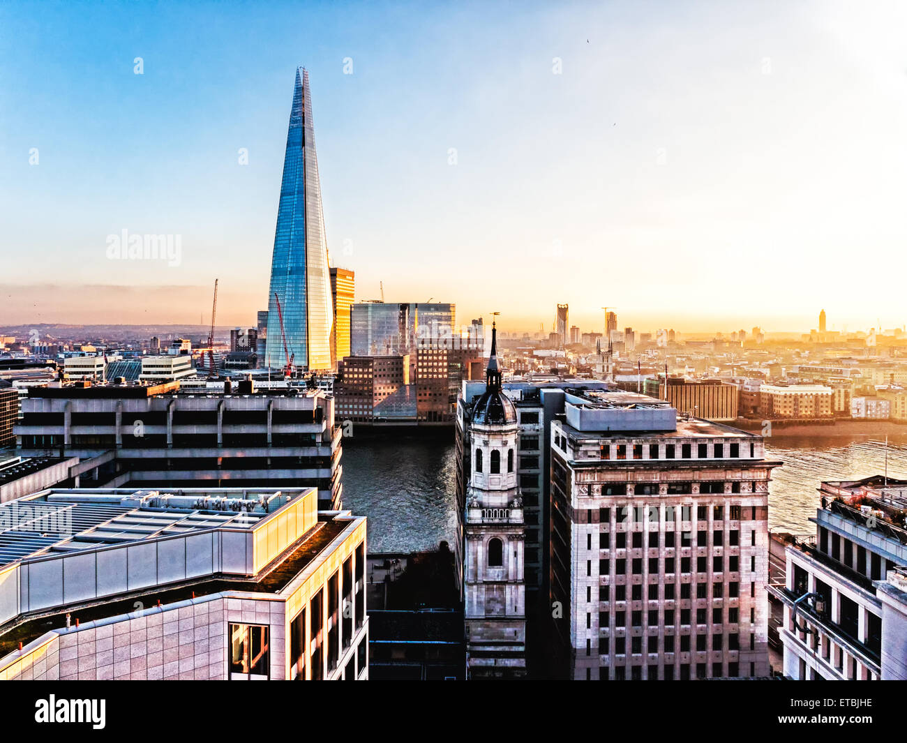 Antenne die neue London Skyline mit The Shard, Thames River und die Wolkenkratzer der Stadt Stockfoto