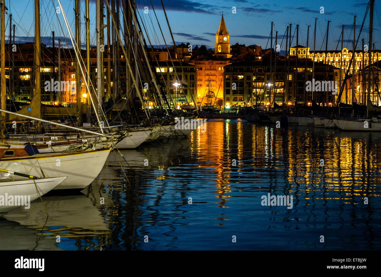 Am Abend fällt am Vieux Port Marseille Stockfoto