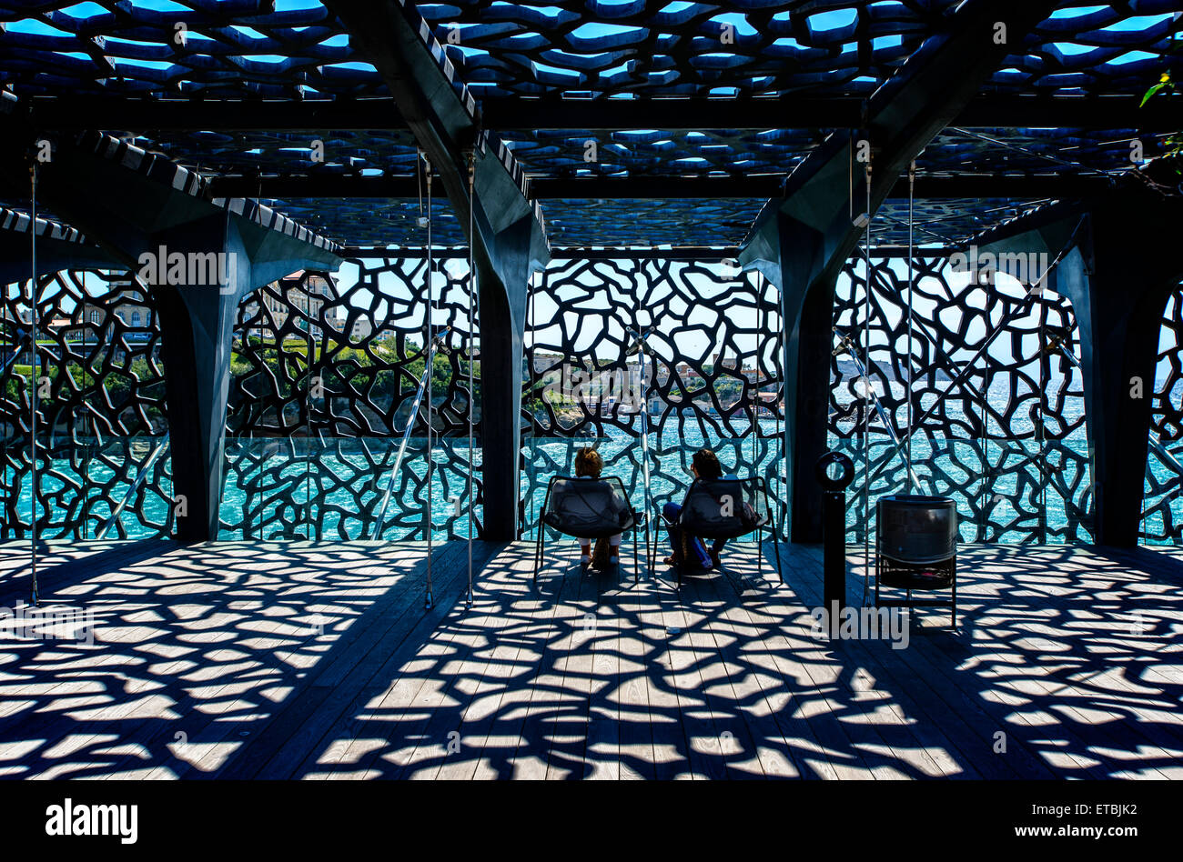 Perfekt positioniert, paar, Blick vom obersten Stockwerk des MuCEM auf den Eingang zu dem alten Hafen, Marseille Stockfoto