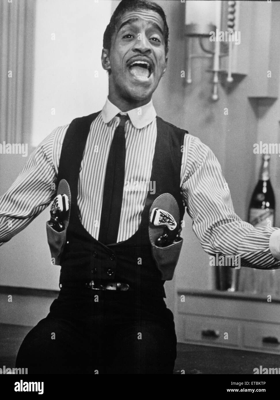 Sammy Davis, Jr., am Set des Films "Robin und die sieben Hauben", 1964 Stockfoto