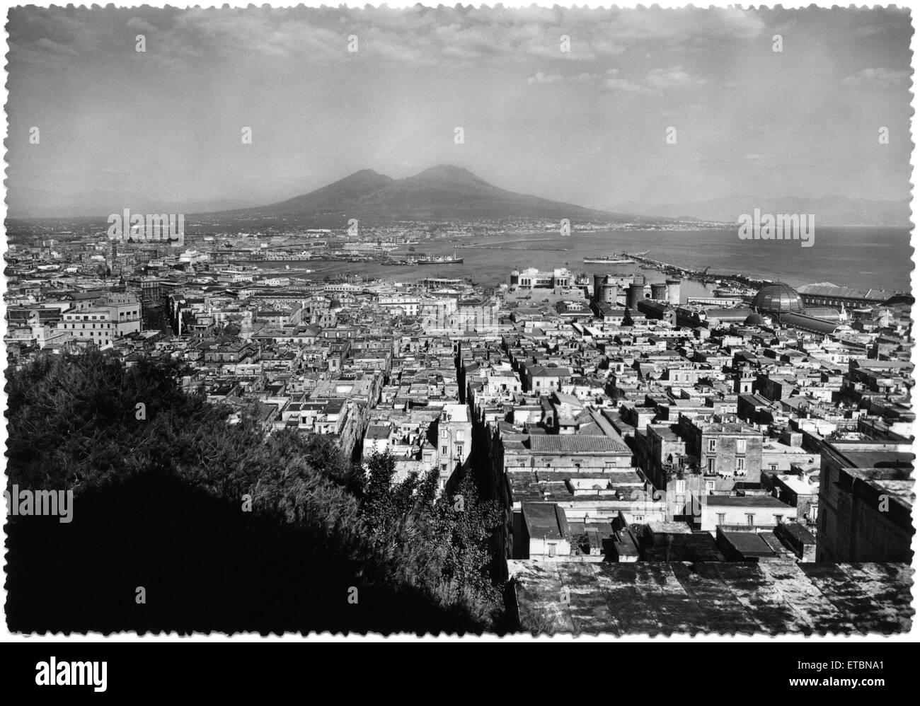 Panoramablick über Neapel mit Vesuv im Hintergrund, Italien, Postkarte, 1944 Stockfoto