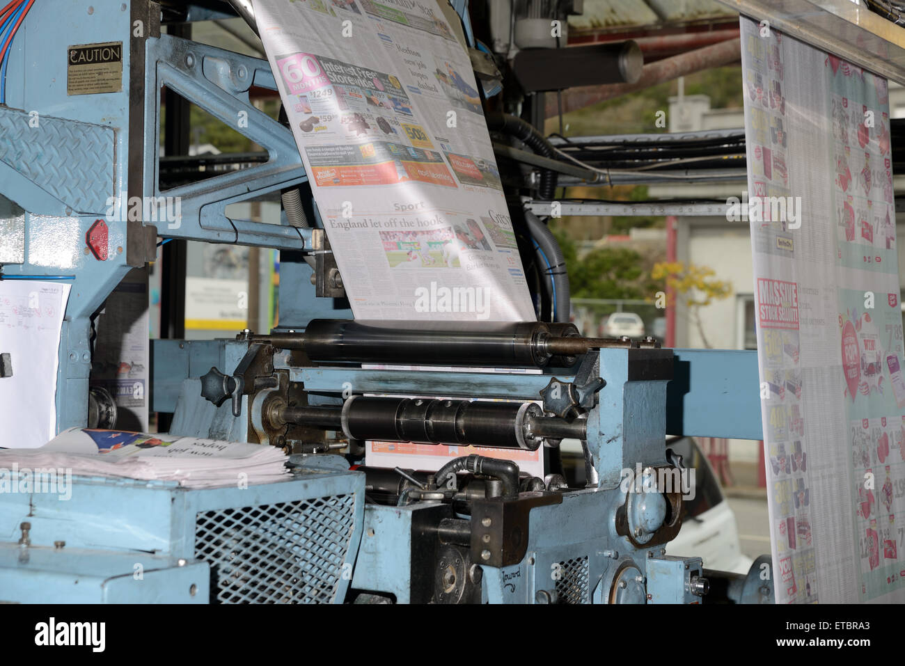 GREYMOUTH, Neuseeland, 22. Mai 2015: Zeitungspapier Geschwindigkeiten durch die Ordner bei der Ausgabe einer Zeitungs Stockfoto