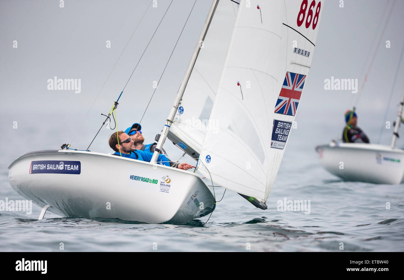 Die britische Männer 470 paar Luke Geduld (GAP) und Elliott Willis in Aktion bei der ISAF Sailing World Cup in Weymouth Stockfoto