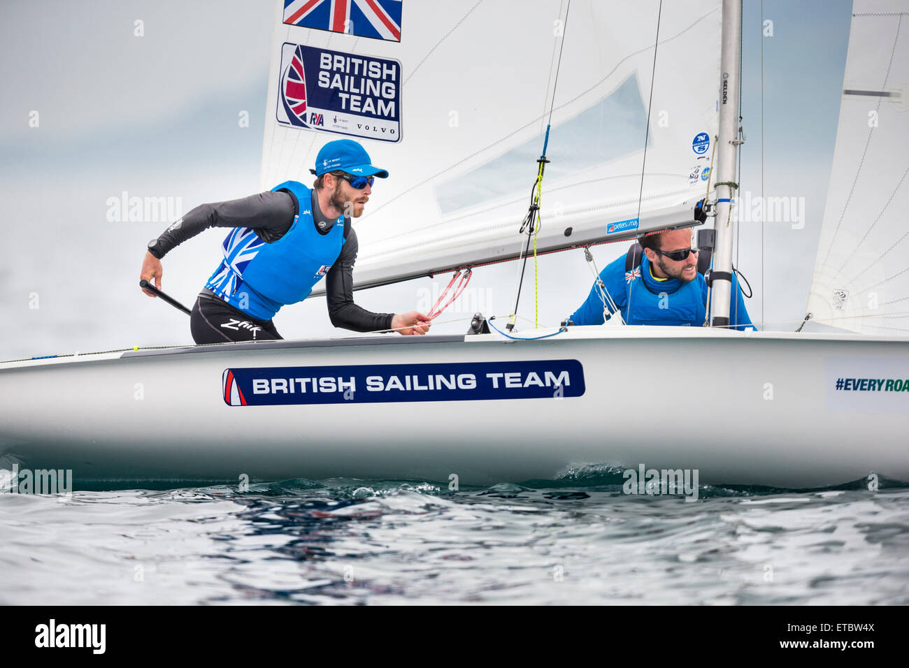 Die britische Männer 470 paar Luke Geduld (GAP) und Elliott Willis in Aktion bei der ISAF Sailing World Cup in Weymouth Stockfoto