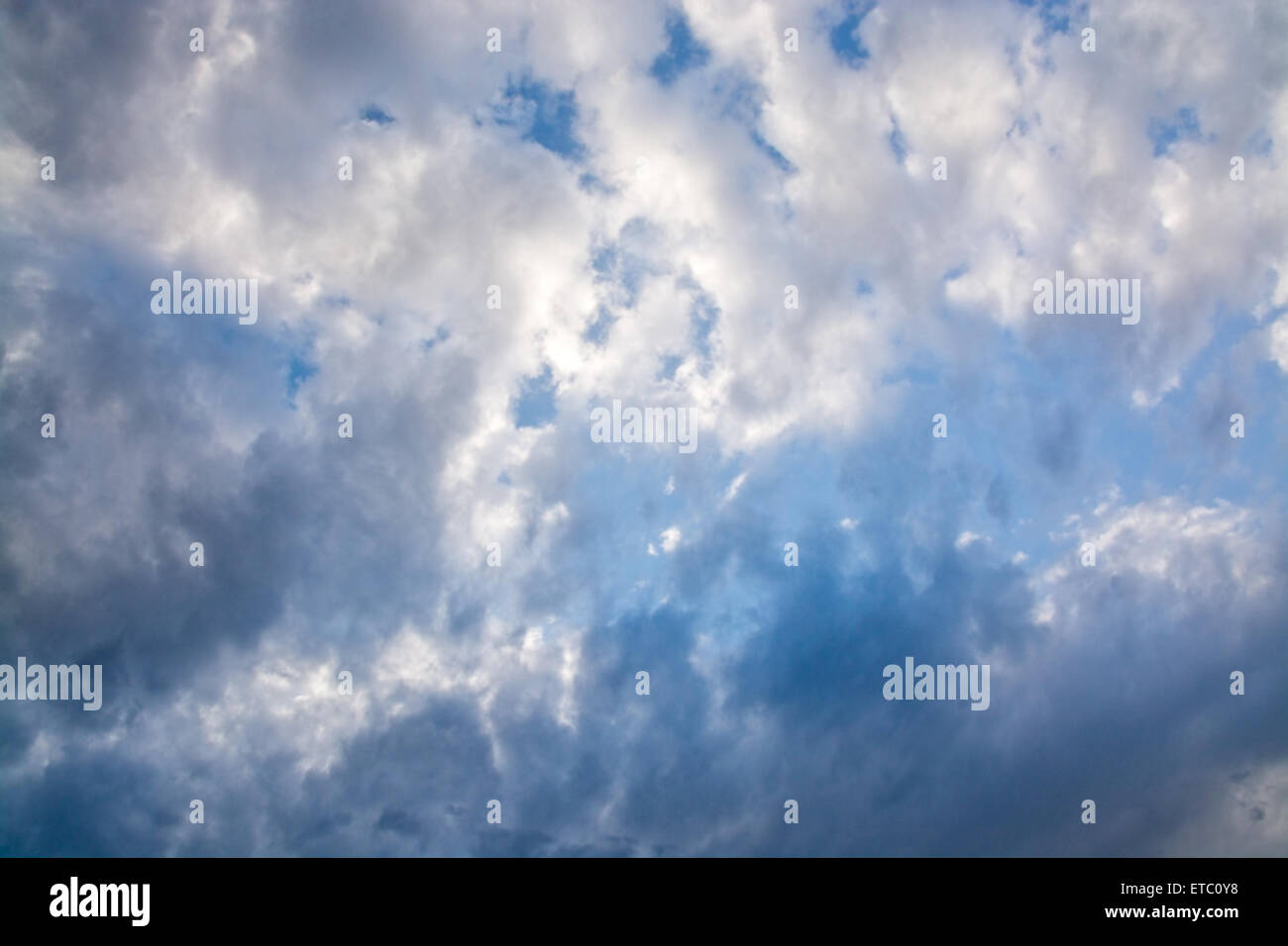 Graue und weiße Wolken am blauen Himmel bei windigem Wetter. Stockfoto