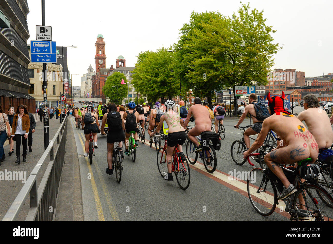 Manchester, UK. 12. Juni 2015. Nackte Radfahrer fahren Sie entlang der Oxford Straße am WNBR in Manchester 2015 Credit: AH288/Alamy Live News Stockfoto