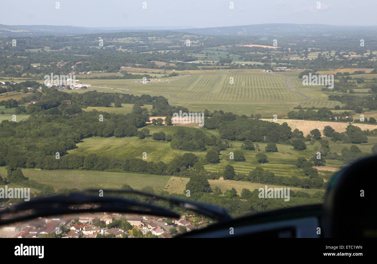 Luftaufnahme als kommen ins Land bei Redhill Flugplatz in Surrey, UK Stockfoto