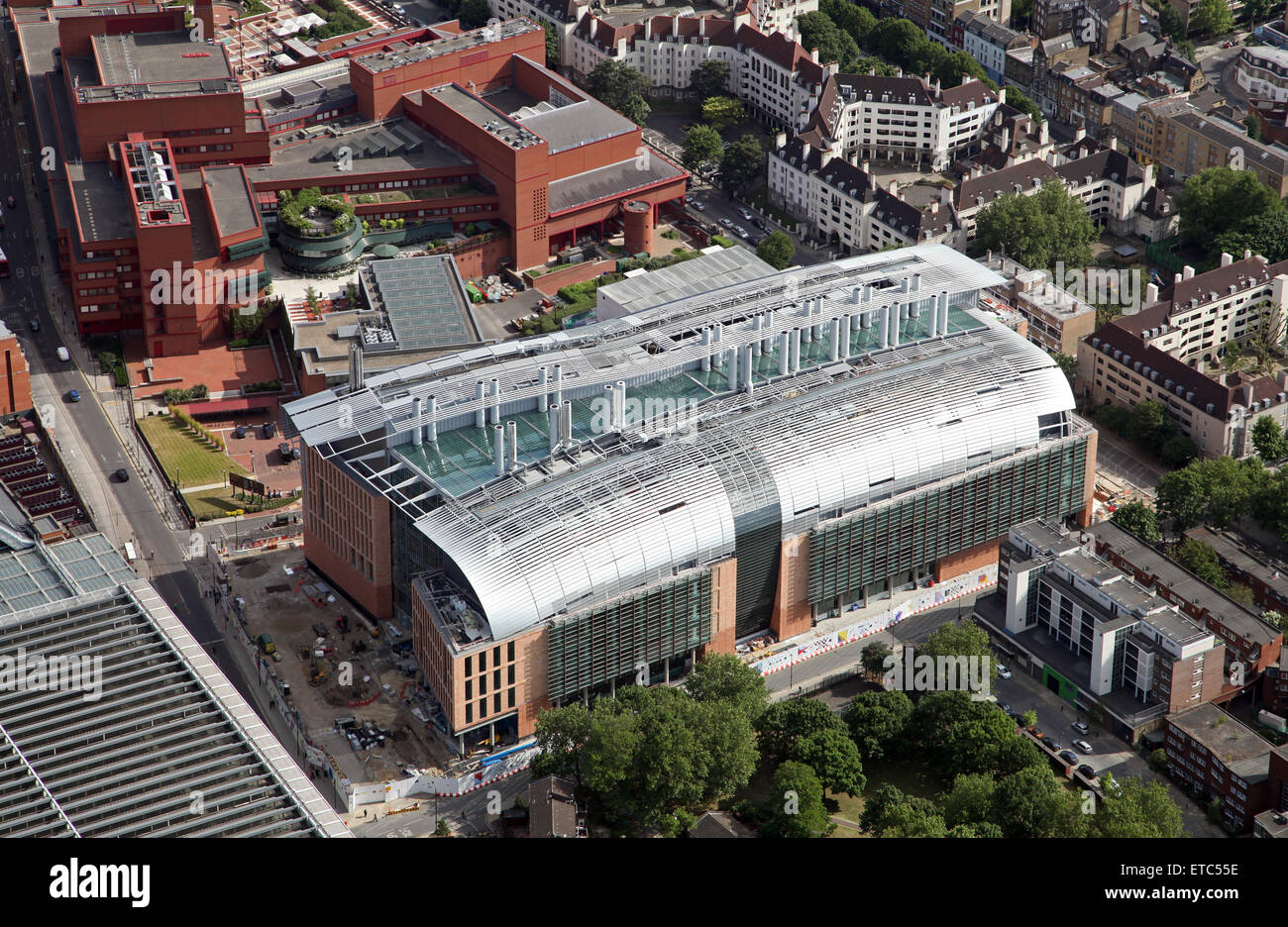 Aus der Vogelperspektive des Francis Crick Gebäudes, dahinter befindet sich die British Library, London NW1 Stockfoto