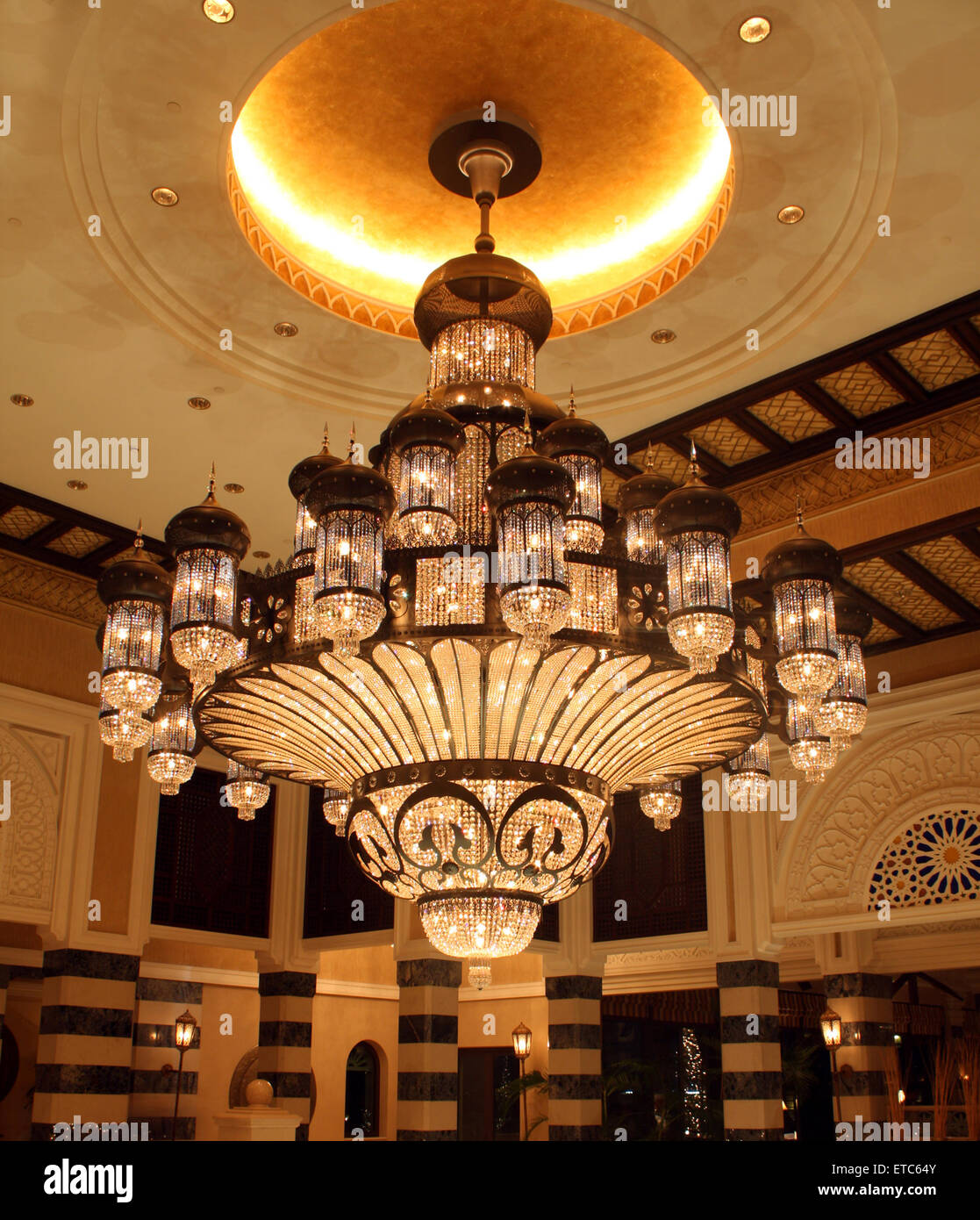 Nahen Ostens Decke Kronleuchter mit Kristallen und majestätischen Luxusdesign. Stockfoto