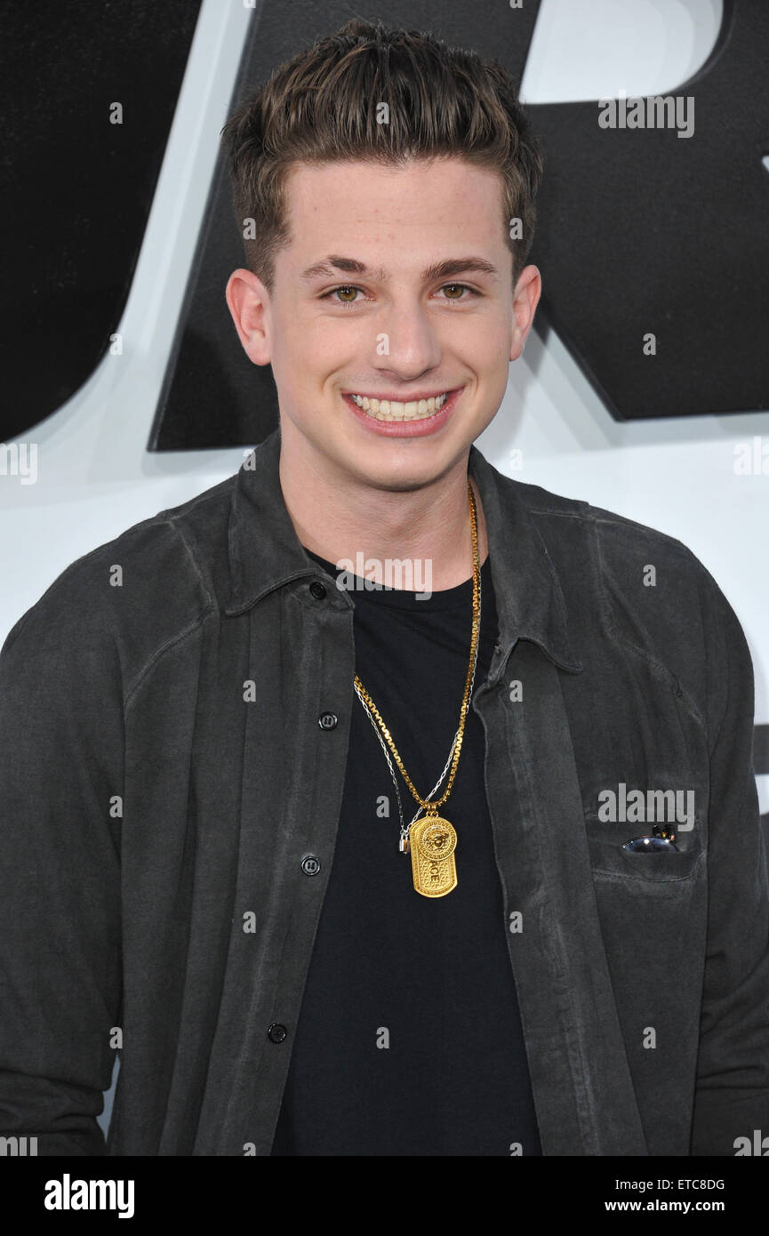 LOS ANGELES, CA - 1. April 2015: Musiker Charlie Puth bei der ...