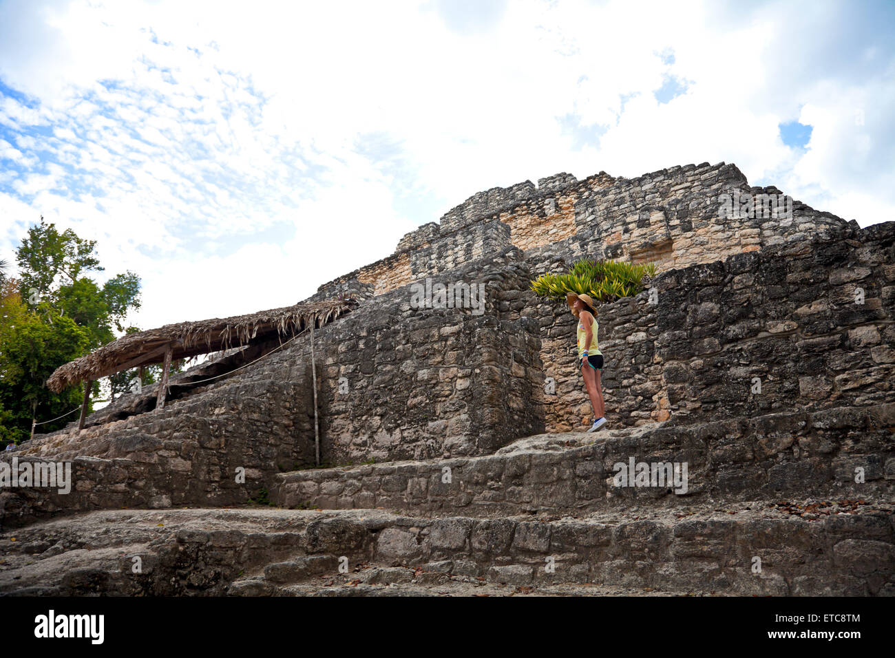Ein junges Mädchen erkundet die Pyramide des Chacchoben an der mexikanischen Riviera, von den Maya schon 200 v. Chr. besiedelt. Stockfoto