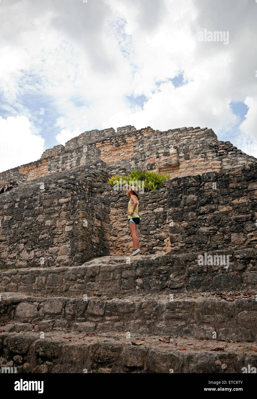 Ein junges Mädchen klettert eine Pyramide von Chacchoben an der mexikanischen Riviera, von den Maya schon 200 v. Chr. besiedelt. Stockfoto