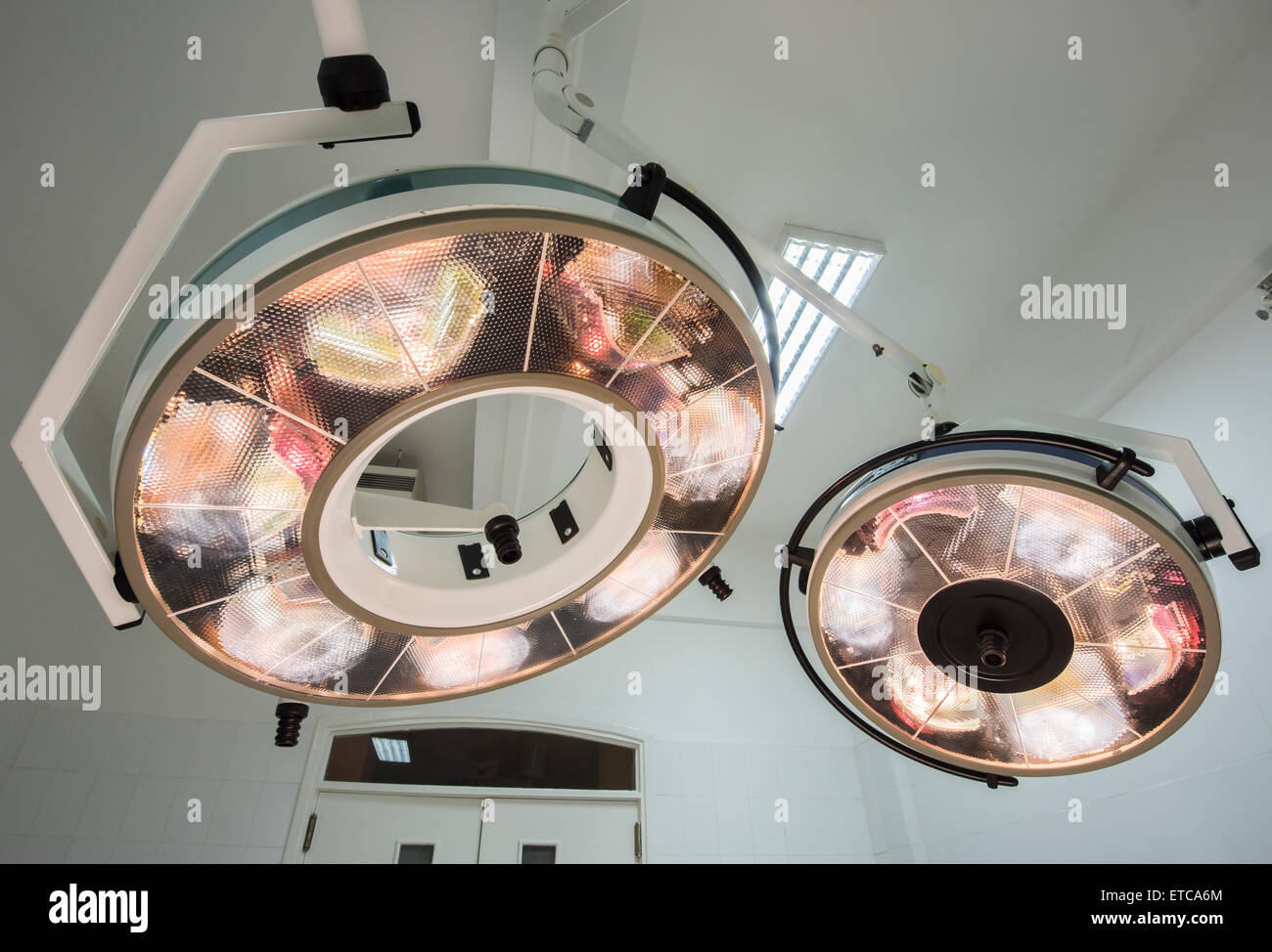 High powered kreisförmige Chirurgie Lichter in einem Krankenhaus-OP-Saal Stockfoto