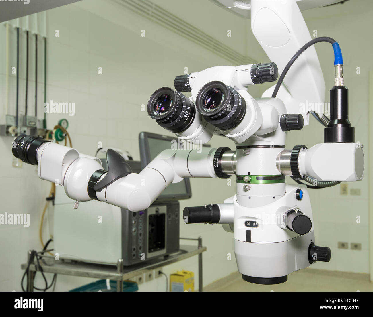 Nahaufnahme von einem High-Tech-Mikroskop-Prüf-Geräte im Krankenhaus-OP-Saal Stockfoto
