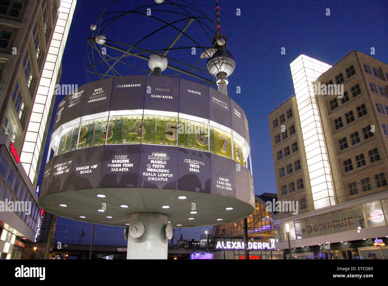 Juli 2009 - BERLIN: die "Weltzeituhr" (Weltzeituhr), im Hintergrund der "Fernsehturm" (Fernsehturm), Alexanderplatz Stockfoto