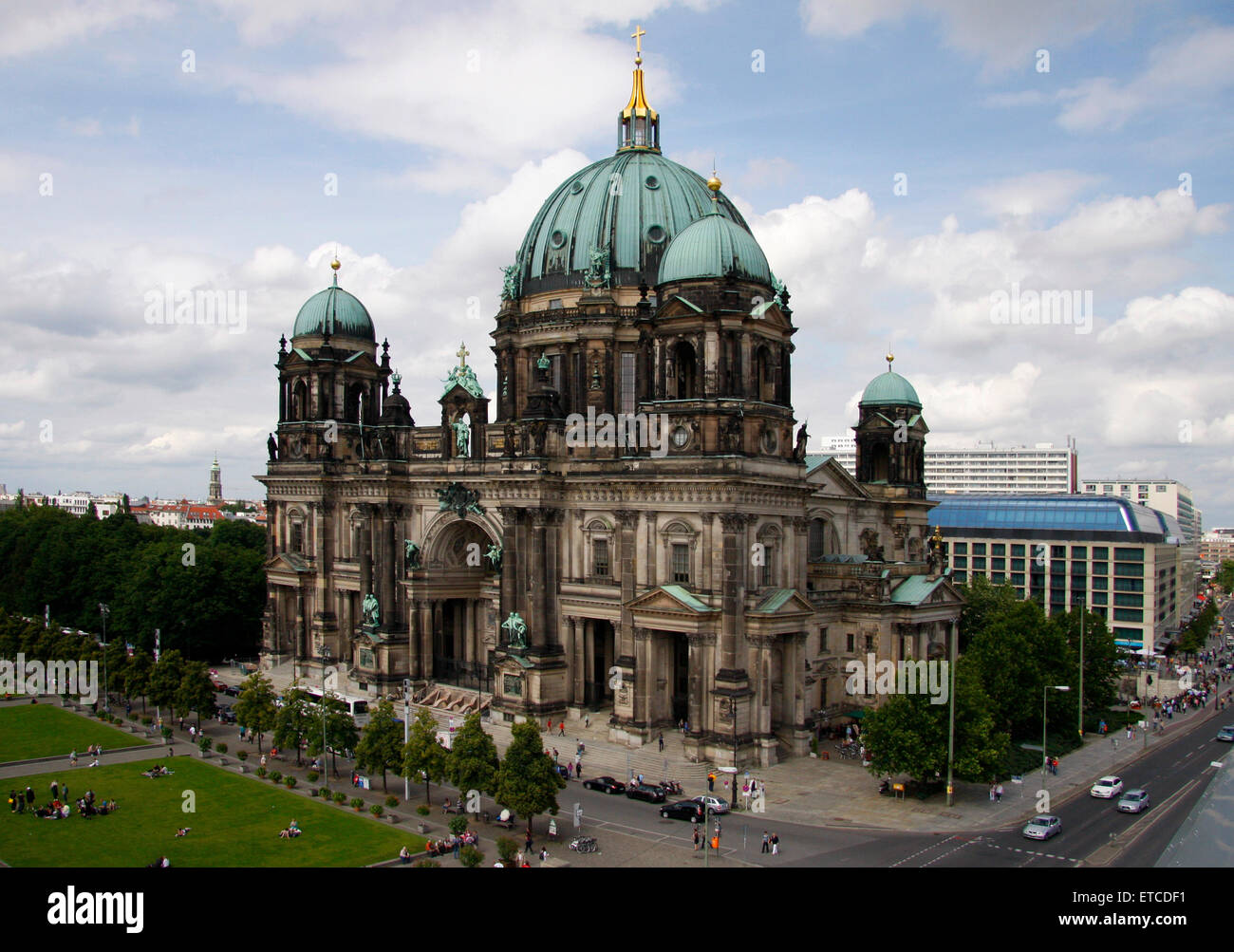 Juni 2012 - BERLIN: Luftaufnahme des "Berliner Dom" (Berliner Dom) in Berlin-Mitte. Stockfoto